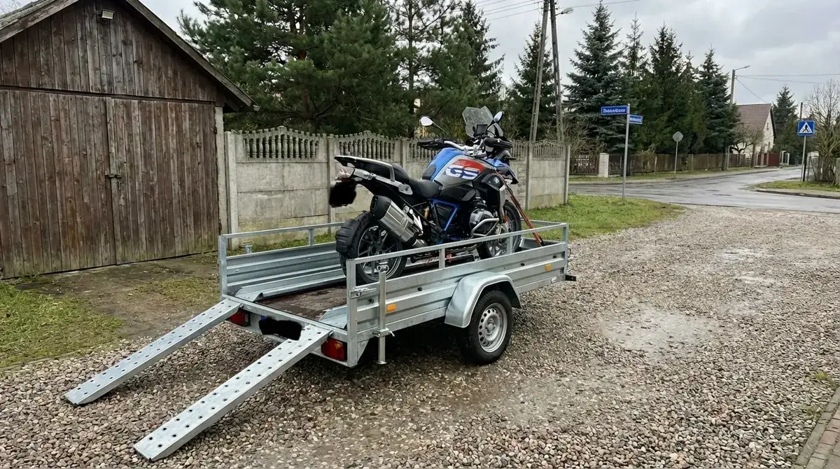 Specializuota priekaba skirta saugiam vieno ar dviejų motociklų transportavimui